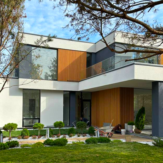 Рейка декоративная под дерево Орех Миланский 3D на фасаде дома                                        