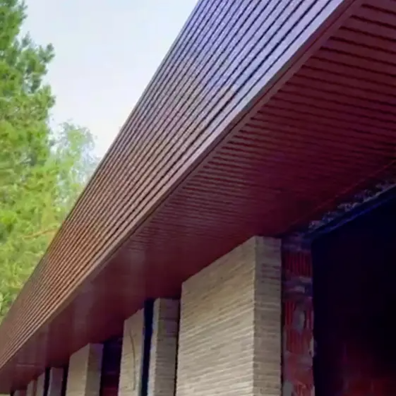 Рейка Кедр Темный 3D SteelArt на подшиве кровли и потолке гаража частного дома               